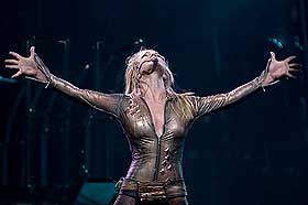BEST KLEDD: Om det er dette antrekke leserne hadde i hodet er uvisst. Britney Spears ble uansett k�ret til fjor�rets best kledde artist.