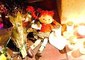 TENTE LYS: Mange hundre s�rgende m�tte opp utenfor Astrid Lindgrens leilighet i Stockholm.