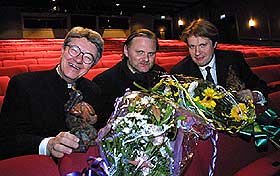 LYKKELIGE PRISVINNERE: - N� m� du smile da, Jon, sier Nationaltheater-sjef Eirik Stub� (t.h.). - Jeg smiler aldri, humrer Jon Fosse. Regiss�r Terje M�rli (t.v.) har ingen problemer med � vise sin glede over at forestillingen �D�dsvariasjonar� er k�ret til den beste av alt som ble satt opp p� nasjonalteatrene i Danmark, Sverige og Norge i fjor.