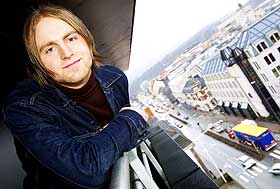 H�YT TIL V�RS: - Det er viktig for meg � v�re til stede for publikum gjennom hele konserten. Det skal v�re rett-i-trynet-rock, sier Askil Holm om sin innsats p� scenen.