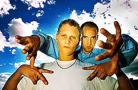  HUMOR:  �yvind Sauvik (foran) og Jarle Hollerud i den lite selvh�ytidelige duoen Paperboys er en av f� norske hiphopartister som bruker humor i musikken. Og det med stort hell.