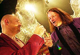  ENDELIG FEST:  Erlend Loe og Jan Eggum, opphavsmennene til musikalen �Antons Villfaring�, sk�ler over gode reaksjoner fra publikum p� premieren i g�r.