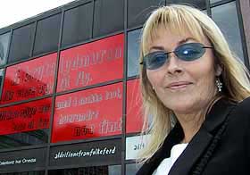 SI HVERANDRE NOE FINT: Tove Nilsen arbeider med ny roman, men har funnet tid til � skrive noen litter�re meldinger til de reisende p� Oslo S.