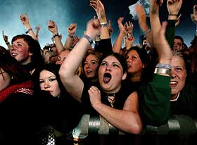 TETT OPPM�TE: Det gule teltet var stappa fullt da kaizerne inntok scenen i Roskilde fredag kveld.