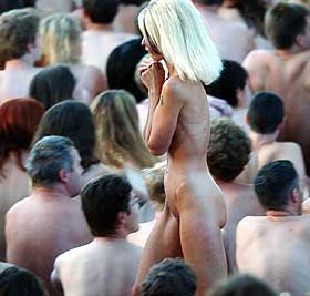 UBLYG FORSAMLING: Over 1500 stilte opp da Spencer Tunick gjestet Sveits i juli.