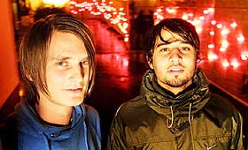 Gode venner:  Aggie �Frost� Peterson (27) gj�r comeback fire �r etter debutplata �Bedsit Theories�. - Torbj�rn og Svein hadde nok behov for � gj�re noe rart og utforskende, sier Frost om den R�yksopp-produserte singlen �Running Boy�.