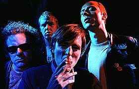  GRISEGUTTER:  Madrugada har kommet ut av svarte natta og laget det n�rmeste de kommer gla'rock. �Grit� er punk og skitten uptempo-rock. - Vi har laget ei ordentlig griseplate, sier Sivert H�yem, Robert S. Bur�s, Frode Jacobsen og Simen Vangen.