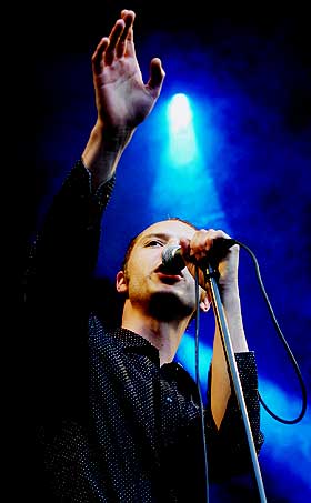PUNKROCK: Sivert H�yem og resten av Madrugada har f�tt sansen for punk, og definerer stilen p� sin m�te. I g�r spilte de i Berlin, deres f�rste opptreden p� lenge. Dette bildet er fra en tidligere Madrugada-konsert.