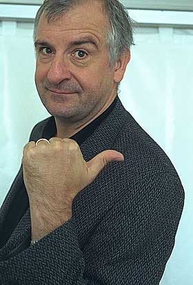 KULTFORFATTER: Douglas Adams d�de av hjerteattakk for et �r siden, men boka �Stort sett harml�s� ble sluttf�rt allerede i 1992. N� foreligger den endelig p� norsk.
