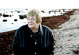 HJEMOVER: Margit Sandemo i sitt nye landskap. Til Skåne i Sør-Sverige flyttet hun for to uker siden, vekk fra snø og is i Valdres. Hun bodde i Norge de første seks åra av sitt liv. Deretter ble hun med moren, adelsdamen Elsa Reuterskiöld, til Sverige. I 1964 flyttet hun tilbake til Norge med ektemannen Asbjørn.