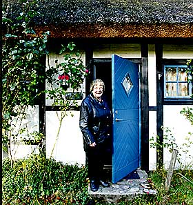 IDYLL: - Vi blir gamle damer i min slekt. Ennå har jeg mange arbeidsår igjen, forsikrer Sandemo utenfor sitt nye hjem i Skåne.