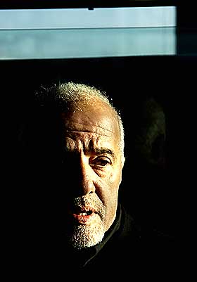 VENDER TILBAKE: Til tross for iskalde minusgrader er Paulo Coelho glad for � vre tilbake i Norge. - Det er noe med lynnet hos nordmenn som minner meg om brasilianere. Jeg f�ler meg alltid s� velkommen her, sier suksessforfatteren.