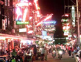  LESEVERDIG:  Boka har tre hovedpilarer: en gruppereise til Thailand, en plan om � starte et firma som skal organisere sexturisme i stor skala, og en kj�rlighetshistorie. Her fra Pattayas �Red light district�. 