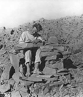 DIKTEREN I NATUREN: Dette bildet ble for f�rste gang lansert p� coveret til romanen �Ikaros� (1957) og har n�rmest et slags ikon-status. Med et steinbord som underlag svinger dikteren pennen.