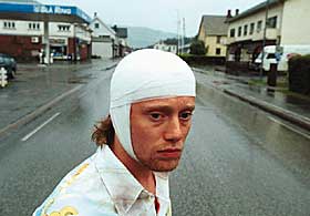 FÅR DET IKKE TIL: Det meste går galt for Jonny Vang (Aksel Hennie), blant annet får han en spade i hodet så han må gå med kraftig bandasje. - DI_6j126kg1
