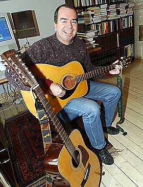 GITARRESEARCH: Jan Kj�rstad tar oppp igjen gitarspillet i forbindelse med sin nye roman. Han har spilt i fem ulike band, men han har aldri v�rt nachspiel-konge. - Til det er jeg for sjenert, sier forfatteren.