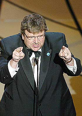 FRISKUS: Regiss�r Michael Moore fikk prisen for beste dokumentarfilm, �Bowling For Columbine�, og benyttet anledningen til � fortelle verden og president Bush hva han mener om krigen. Les hele takketalen her.