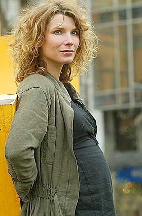 FRA PIAF TIL BABY:  Herborg Kr�kevik viser stolt fram maven i siste mote.