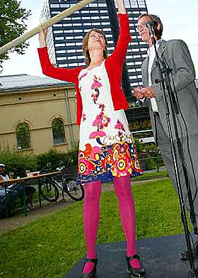  STOR �RE: Dagbladet.nos Maria B�rja tok imot Wergelands �re fra Tom Lotherington, formann i Norsk Forfattersentrum. Wergeland har selv brukt �ra for � ro over fjorden.