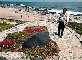 GRAVSTED: Dagbladet ved Pablo Neruda og hans tredje hustru Mathildes gravsted p� Isla Negra i Chile. Pinochet nektet � la ham gravlegge her. F�rst etter diktatorens nederlag ved folkeavstemningen i 1990 ble de to f�rt hit og gravlagt p� nytt.