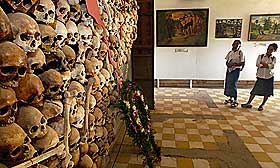 TORTUR: Veggene i Tuol Slong-fengselets folkemordmuseum er dekket med bilder av Pol Pots ofre.