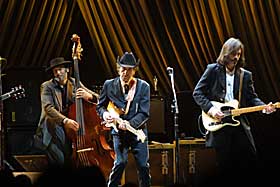 KOMMER OG KOMMER:  Bob Dylan turnerer langt mer enn sine musikerkolleger. Her er han i aksjon i Oslo Spektrum 7. april i fjor. 13. oktober kan det v�re duket for bes�k av �His Bobness� igjen. 