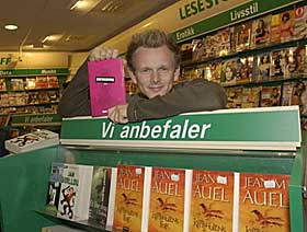  LAVPRIS: Mads Larsens debutroman skal selges ogs� p� Narvesen. Prisen er 179 kroner, omtrent 150 kroner lavere enn normalt. - Alt under 10000 solgte b�ker skuffer meg, sier Larsen. 
