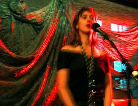 PERFORMANCE: Lisa Lie synes poesi kan v�re hva som helst. I kr�keslottet i Molde var hun slamdronning, men endte som nummer to totalt.