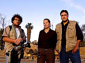 TV-DOKUMENTAR:  Fotograf Tomm W. Christiansen, �sne Seierstad og journalist Arve Bartnes utenfor Hotel Palestine i Bagdad i april.