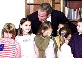  OVERV�KES:  President George W. Bush signerte The Patriot Act 26. oktober 2001. Loven gir FBI og CIA rett til � saumfare biblioteker og bokhandlere p� jakt etter �mistenkelige lesere�. Her er Bush fotografert sammen med skolebarn p� Det britiske museum i juli 2001. 