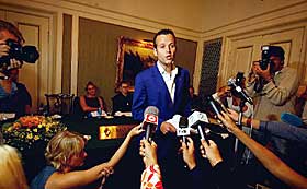  SPENT: - Det er klart jeg er spent! sier Ari Behn. Det var kaotiske tilstander under hans comeback i den litter�re verden i g�r. Forfatteren m� finne seg i � bli m�tt med skyh�ye forventninger etter den kritikerroste debutboka �Trist som faen�. - Jeg h�per og tror at jeg blir m�tt med rettferdig lesing, sier forfatteren. Foto: Robert Eik  MIDDAG: Dagen i g�r ble avsluttet med middag p� restaurant Gabler i Oslo for Ari Behn og folk fra forlaget Kolon.  

