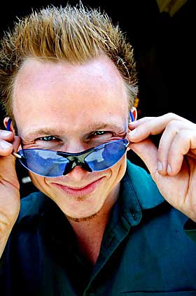 FORVENTET SLAKTEN: Forfatter Mads Larsen er glad for at han til tross for d�rlige kritikker f�r positive tilbakemeldinger fra leserne. 