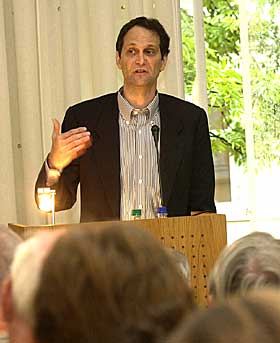  SKREMT AV HJEMLANDET:  I alle kriger er sannheten det f�rste offer, men journalist og professor Mark Feldstein p�peker at det ekstremt patriotiske klimaet i USA for tida forverres av eierkonsentrasjonen i media. 