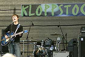  HEKTISK: Sondre Lerche elsker � spille. F�rste stopp l�rdag: P� Kloppstock-festivalen p� Harestua. Alene med gitaren p� en stor scene. 