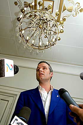  BRA NOK FOR DANMARK:  Ari Behns danske forlegger mener at Behns kommende bok �Bakg�rd� er bra nok til at han vil utgi den.