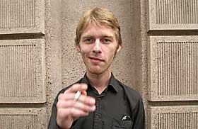  IKKE BARE FLINK:  Jon �ystein Flink er mye mer enn en skoleflink debutant. Han er et stort og originalt fortellertalent, mener Dagbladets anmelder �ystein Rottem.