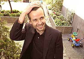  GLAD OG FORN�YD: Ari Behn viste i g�r ingen sure miner over mangelen p� vill begeistring hos bokanmelderne etter utgivelsen av romanen �Bakg�rd�. Behn er allerede i gang med en ny roman, som kommer til � utspille seg i amerikanske omgivelser. Her er han i bakg�rden til Gyldendal, der forlaget Kolon har sine kontorer.