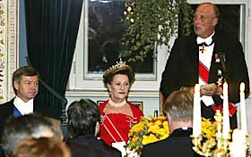  TALTE: Foran 179 politikere p� Slottet siterte kong Harald fra boka �P� gjengrodde stier� av Knut Hamsun. Statsminister Kjell Magne Bondevik hadde dronning Sonja til bords p� den �rlige middagen.