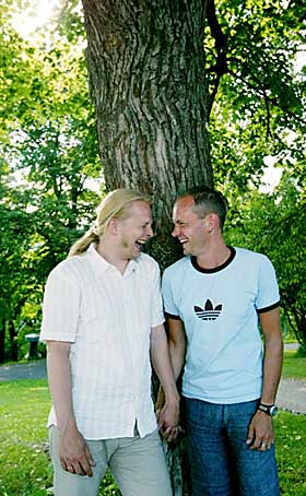 KAMERATER I LESINGA: Aslak Sira Myhre og Harald Rosenl�w Eeg �nsker � f� ungdom, s�rlig unge gutter, til � lese mer. - Fordi det er moro, sier Aslak.