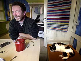 KOMPISER: - Han er s� �lreit kommuniserende, sier Petterson om katten Tito, som har f�tt revet ut et �ye i kamp. Her er de to hjemme p� kj�kkenet p� sm�bruket Porten i H�land.
