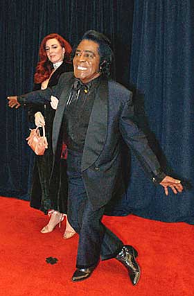 �RET: James Brown og kona Tomi Rae festet i begynnelsen av desember i fjor da Brown ble �ret med pris. Men n� er han p�grepet.