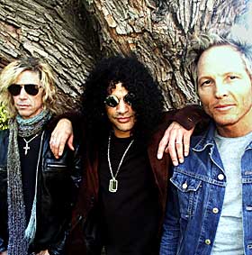  FL�YELSREVOLVER: Duff McKagan (t.v.), Slash og Matt Sorum fra Guns N'Roses er samlet igjen i Velvet Revolver, og h�per � komme til Norge i l�pet av sommeren. - Ubegripelig deilig � vite at vi snart skal p� veien igjen, sier Slash til Dagbladet.