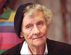 - BOKA KRENKER LINDGREN: Astrid Lindgrens datter mener biografien om sin mor er dypt krenkende p� grunn av alle faktafeilene. Blant annet hevder forfatteren Arne Reberg at Lindgren egentlig var religi�s. Det nekter datteren for at Lindgren var.