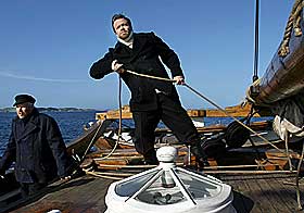  POLARHELT:  K�re Conradi i Roald Amundsens skikkelse har kastet loss og satt snuten nordover i en ny britisk dramadokumentar.