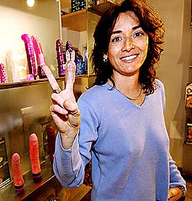  BESTEVENN: Er dildoen lesbers beste venn? sp�r vi forfatteren Mian Lodalen. - Er den ikke alles beste venn? svarer hun. Beate Uhse-butikken i Oslo selger 10- 20 dildoer om dagen.