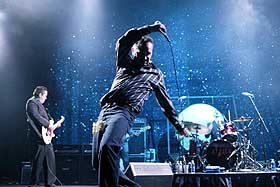  MORRISSEY TILBAKE:  Han minner om ein fyr som kjem ut fr� settet p� ein gangsterfilm. Mafiadress, gr�tt h�r ved tinningane, elegant slipsknute, maskinpistol i handa, skriv Frode Grytten.