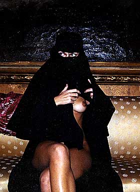  U�NSKET KUNST:  Dette bildet av en kvinne som kler av seg burkaen, ble for sterk kost for rektor Emil Fedida ved Oslo Fotokunstskole, som nektet � trykke bildet i katalogen for elevutstillingen.