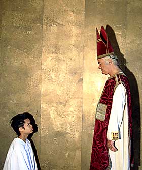 PEDOFILI: Thaigutten og presten er Maries kommentar til pedofili-rystelsene i den katolske kirke. �Presten� ageres av Maries far, Terje Kristiansen.