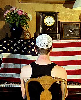 SPILLER P� LAG: En pianospillende j�de og det amerikanske flagget skal illustrere det tette samspillet mellom Israel og USA.