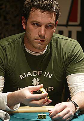 POKERFJES: Ben Affleck under poker-VM i april. Kanskje han er kjendisbloggeren som holder maska.